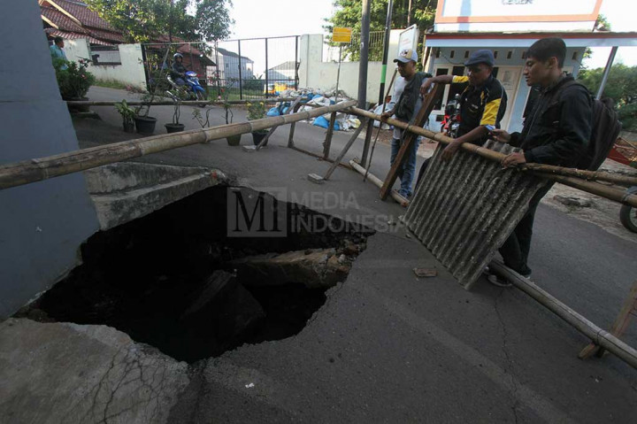 Dua Pekan Ambles, Jalan di Cipayung Ini Belum Diperbaiki