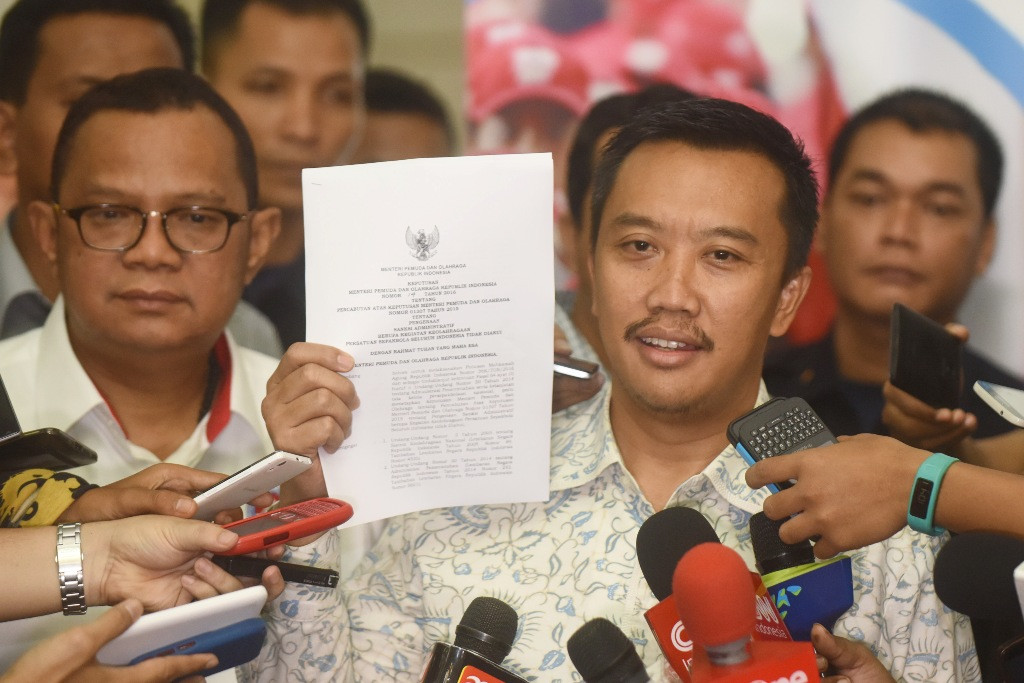 Menpora Imam Nahrawi saat menunjukkan surat pencabutan sanki pembekuan PSSI (Foto: ANTARA FOTO/Wahyu Putro A)