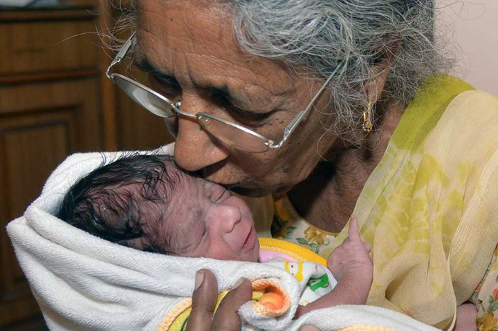 Nenek 70 Tahun Lahirkan Bayi Pertamanya