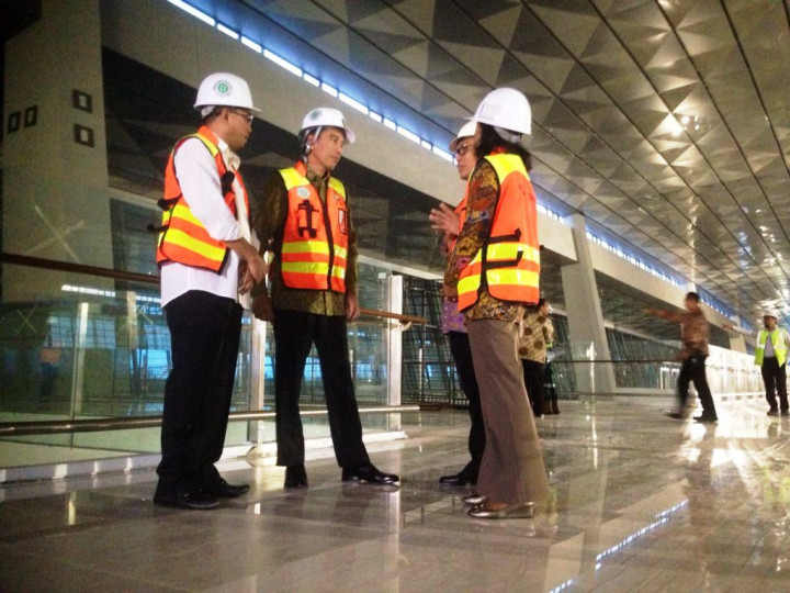Tinjau Terminal 3 Ultimate, Jokowi Minta <i>Runway</i> Soetta Ditambah