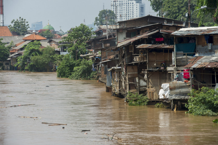 Akhir Bulan, Bangunan Liar di Bukit Duri Digusur