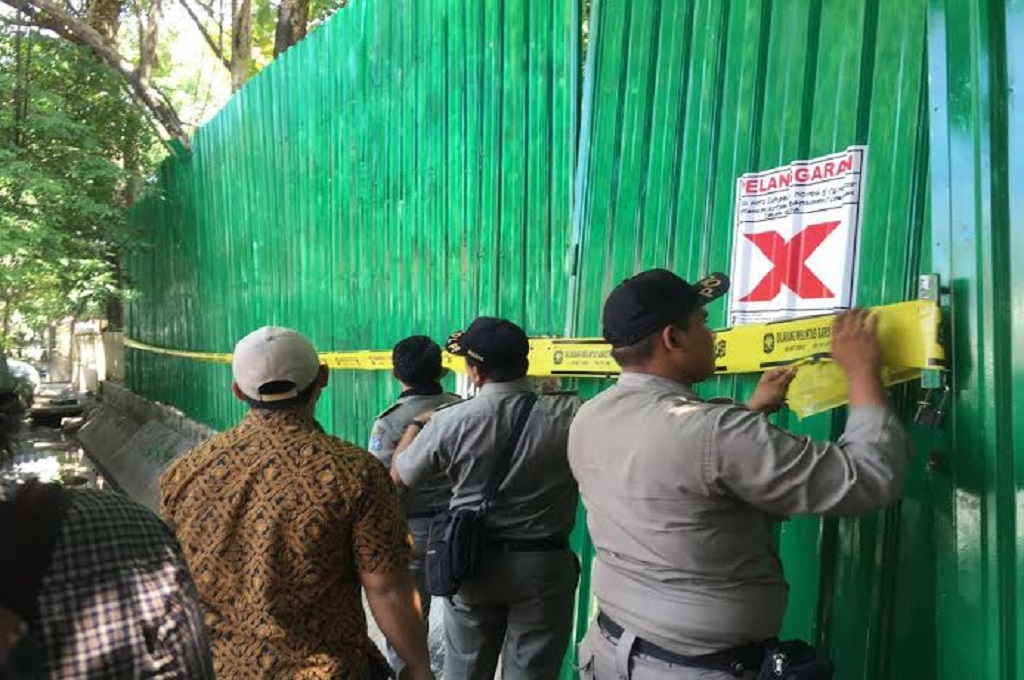 Polisi memasang pelang dan garis polisi di sekitar rumah jejak perjuangan Bung Tomo yang dibongkar, MTVN - Amaluddin
