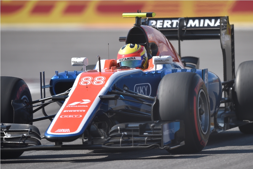Pembalap Formula 1 Indonesia, Rio Haryanto memacu mobil MRT05 milik tim Manor Racing (ALEXANDER NEMENOV / AFP)