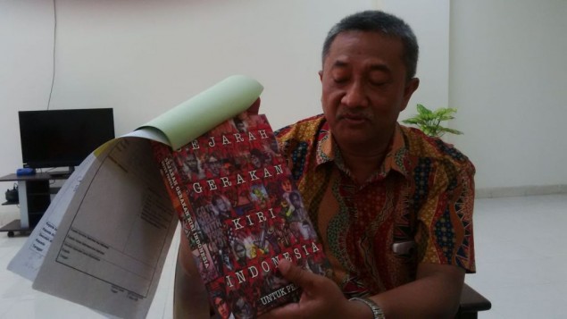 Asisten Intelijen Kejati DIY, Joko Purwanto menunjukkan buku yang disita. (Metrotvnews.com/Ahmad Mustaqim)