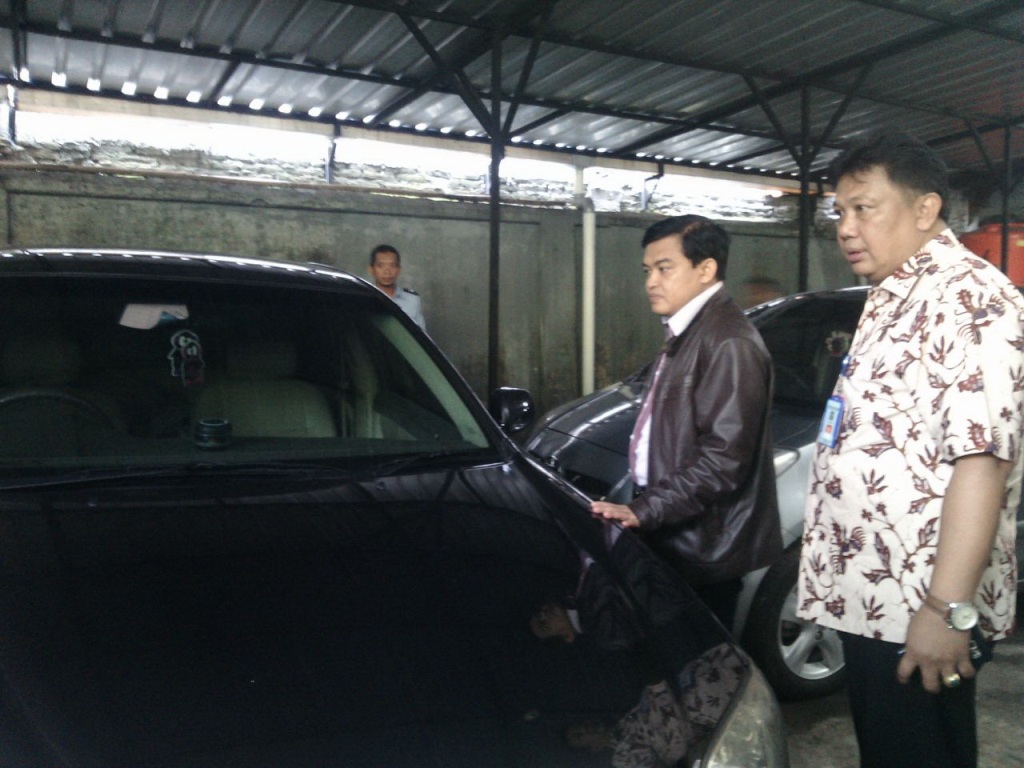 Dirjen Peraturan Perundang-undangan Kementerian Hukum dan HAM (berjaket hitam) saat mengecek benda sitaan negara di Rupbasan Kelas I Surakarta, Sabtu (14/5/2016). Foto-foto: Metrotvnews.com/Pythag