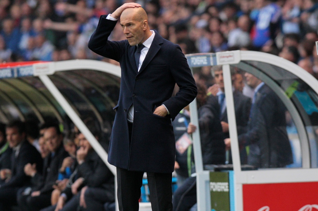 Zidane saat mendampingi anak asuhnya dalam pertandingan kontra Deportivo La Coruna (Foto: AP/Lalo R. Villar)