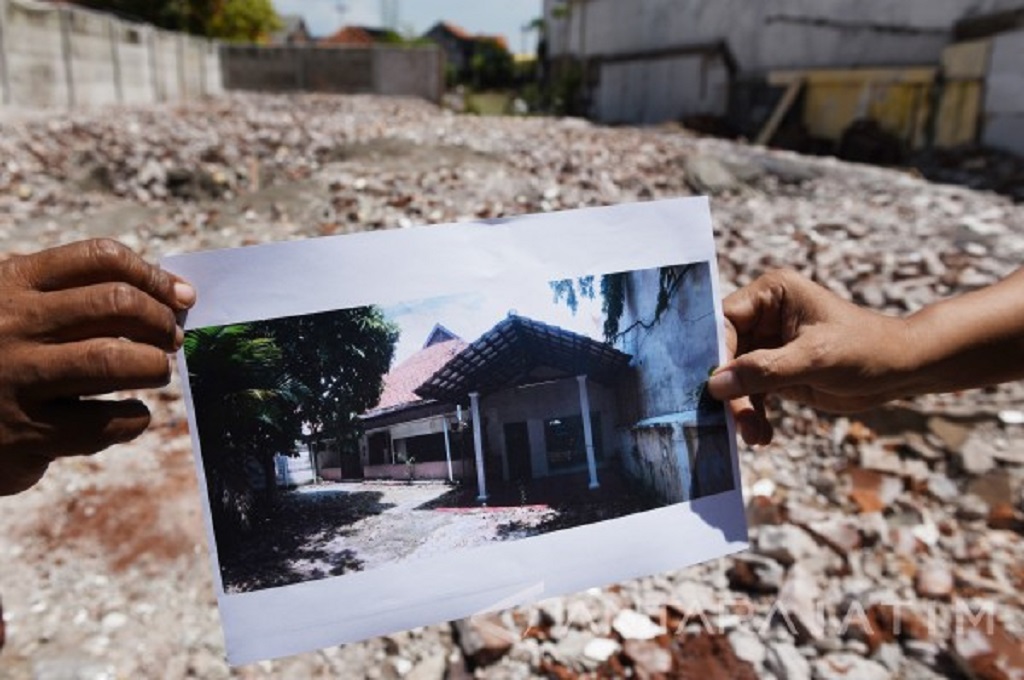 Petugas menunjukkan bangunan asli rumah bekas jejak perjuangan Bung Tomo di Surabaya sebelum dibongkar, Ant - Zabur Karuru