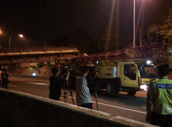 Dua Crane Bantu Evakuasi JPO Tol BSD