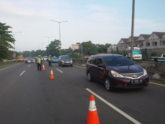 Kendaraan Mengular di KM 17 Tol BSD
