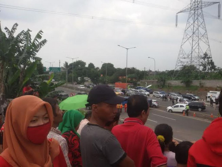 JPO Tol BSD Ambruk, Aktivitas Warga Terganggu