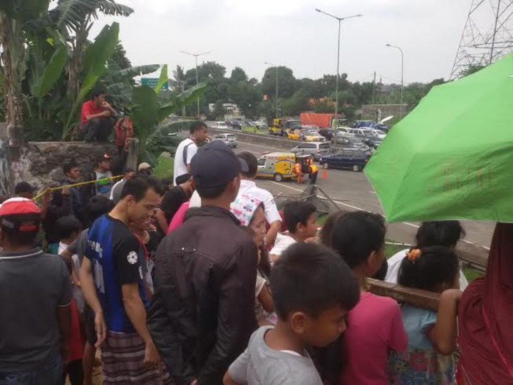 Evakuasi JPO yang Roboh di BSD Jadi Tontonan Puluhan Warga