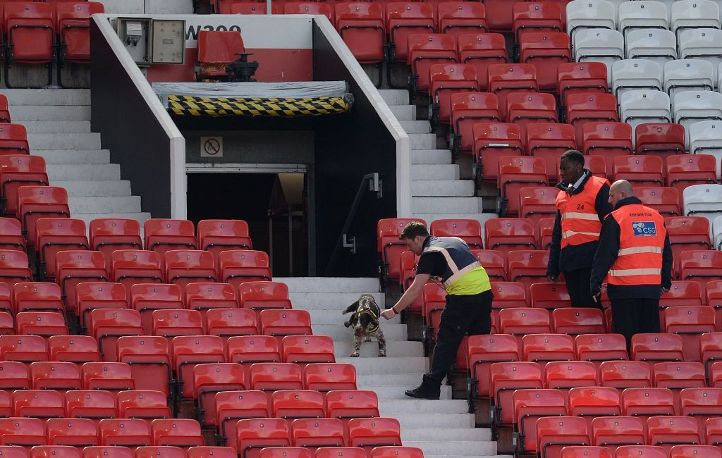 Tim penjinak bom saat melakukan penelusuran benda mencurigakan di stadion Old Trafford (Foto: AFP)