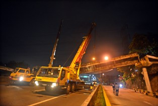 Evakuasi JPO Ambruk di Tol Terkendala Crane