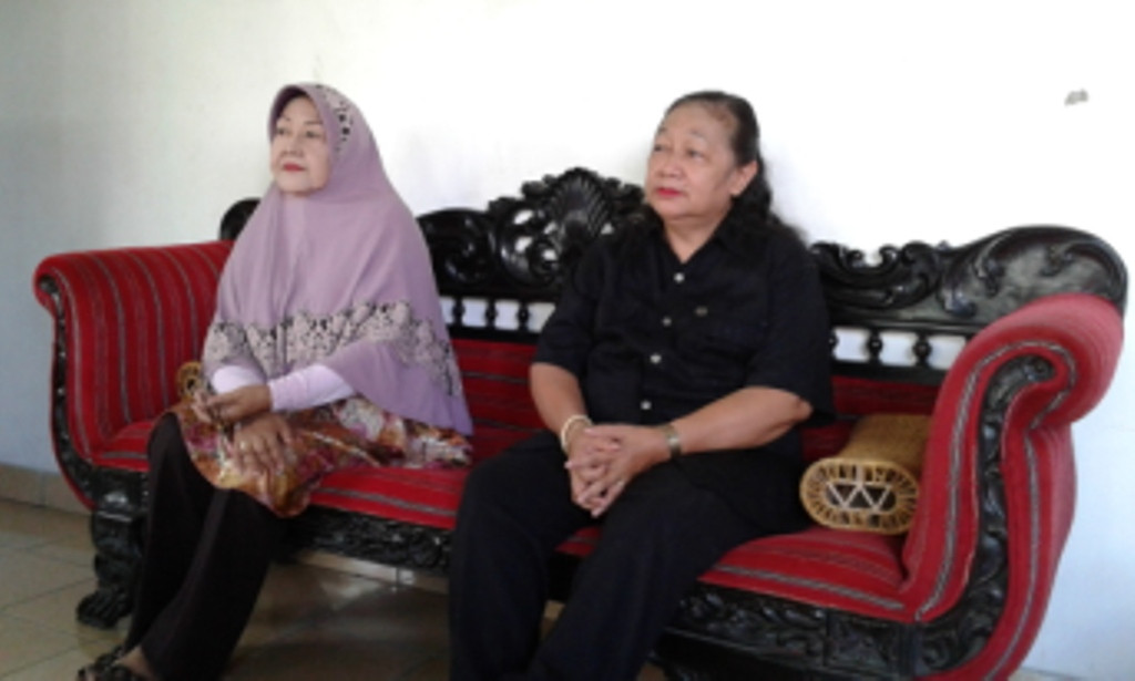 Dua putri Amin Hadi, Narindrani (berkerudung putih) dan Tjintariani (baju hitam) Foto: MTVN/Amaluddin