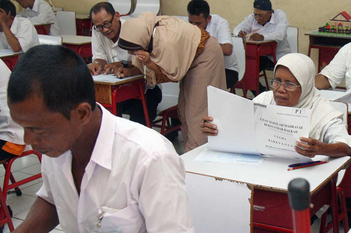 Sejumlah Lansia Antusias Ikuti Ujian Paket A