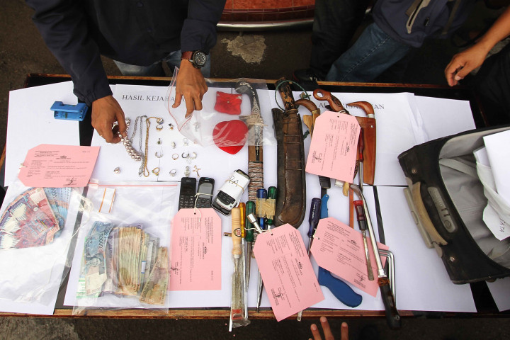 Modus Operasi Narkoba, Mantan Anggota Brimob Merampok