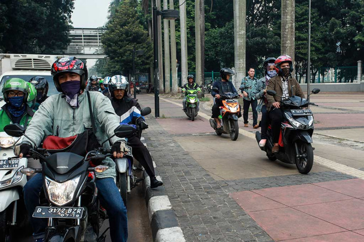 Keterlaluan, Para Pengendara Motor Ini Ambil Hak Pejalan Kaki