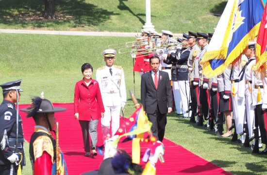 Presiden Jokowi Terima Penghargaan AJA di Korsel