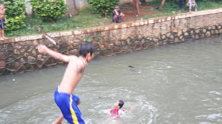 Jernihnya Air Kali Ciliwung di Sekitar Glodok