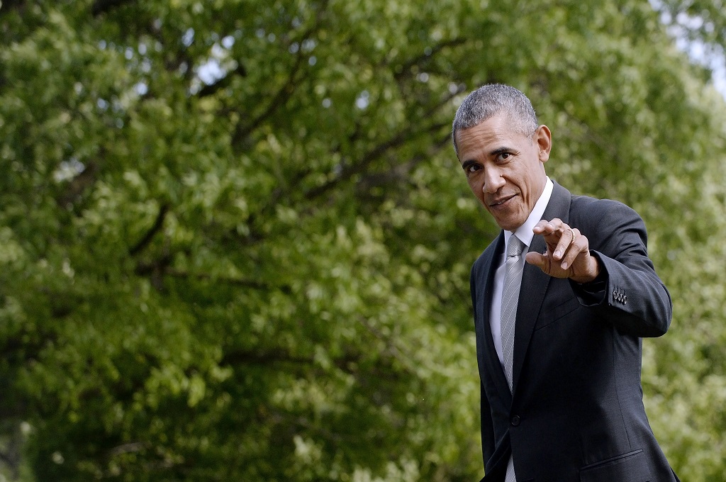 Presiden AS Barack Obama berjalan menuju Gedung Putih, Washington, 15 Mei 2016. (Foto: AFP/OLIVIER DOULIERY)