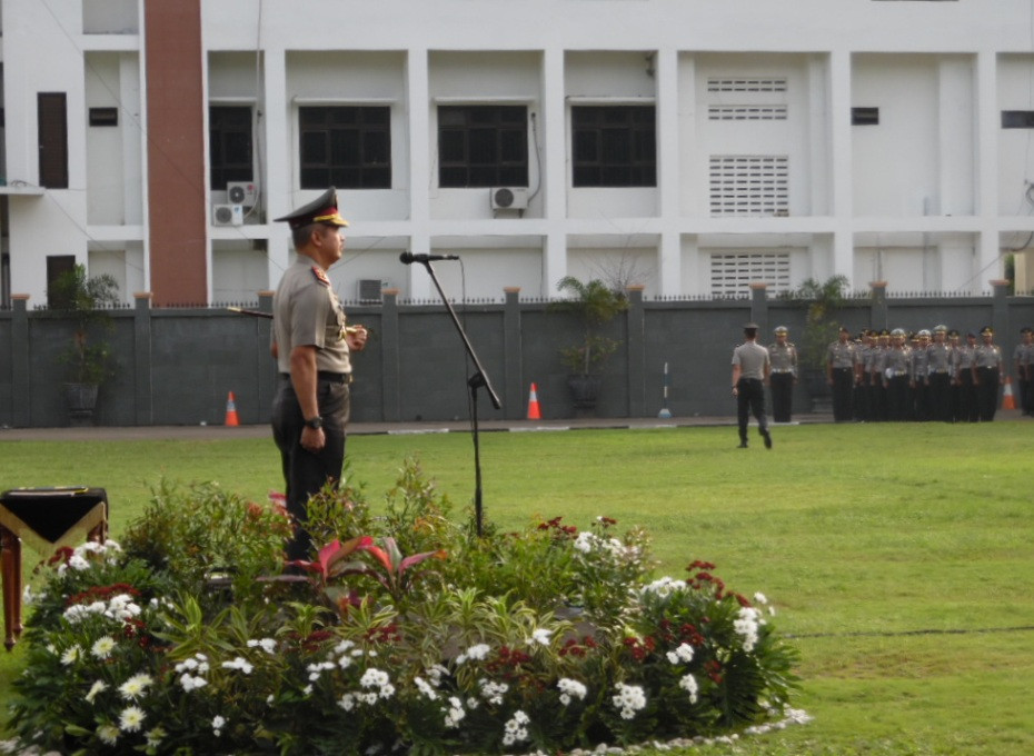 Kapolda Jateng, Irjen Condro Kirono memimpin upacara pelantikan 16 Kapolres di Mapolda Jateng, Rabu (18/5/2016). Foto: Metrotvnews.com/Dhana Kencana