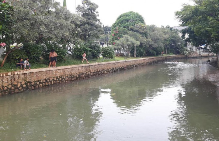 Buang Sampah ke Kali Belakang LTC Glodok, Warga Didenda