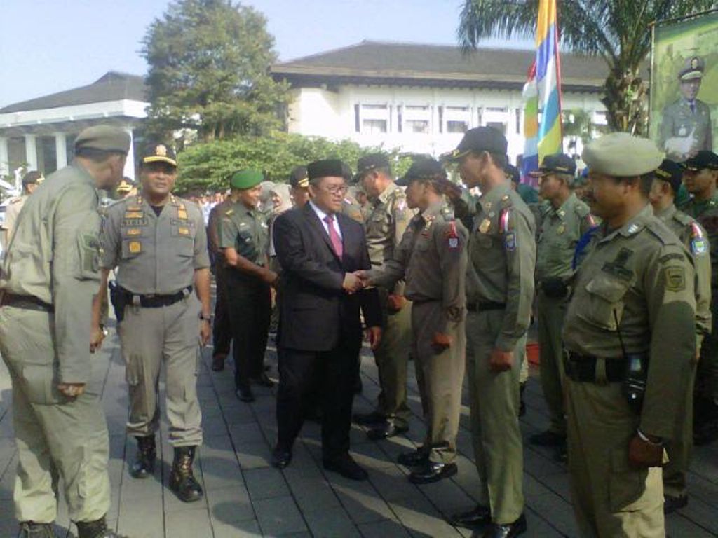 Gubernur Jawa Barat Ahmad Heryawan setelah memimpin apel gelar pasukan operasi Praja Wibawa di Gedung Sate, Bandung. (Foto: Jaenal Mutakin)