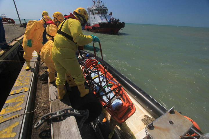 Petugas Simulasi Evakuasi Pasien Ebola