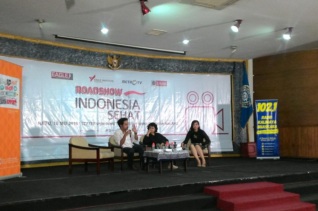 Head Development Program Eagle Institut Indonesia, Tedika Puri Amanda (baju putih) dalam acara Roadshow Eagle Awards documentary Competition 2016 di Universitas Muhammadiyah Malang. (Foto: Metrotvnews.com/Miski)