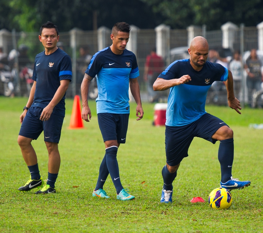 Sergio Van Dijk (kanan) saat berlatih dengan Timnas Indonesia beberapa tahun lalu (Foto: ANTARA/ISMAR PATRIZKI)