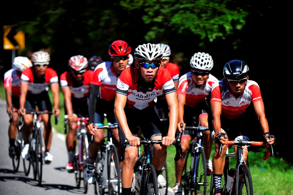 Pembalap sepeda dari Tim Nasional Indonesia saat berlatih jelang Tour de Flores 2016 (Foto: ANTARA/WAHYU PUTRO A)