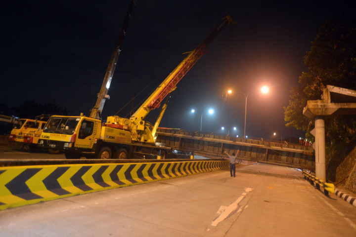 Bertaruh Nyawa Setelah Jembatan Penyeberangan Tiada