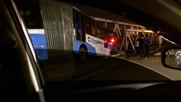 Penyebab Tabrakan TransJakarta-KA Senja Utama Belum Bisa Dipastikan