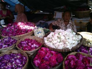 Tradisi Nyadran Jelang Ramadan Bikin Harga Bunga Tabur di Solo Naik