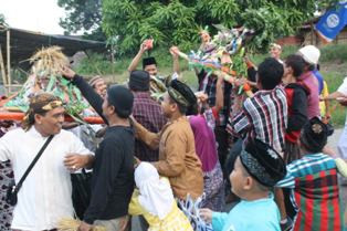 Warga Kendal Sambut Ramadan dengan Gerebek Sumpil