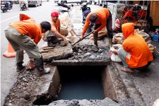 Cara Pasukan Oranye Meneror Warga Pembuang Sampah Sembarang