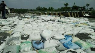 Warga Jombang Keluhkan Ribuan Sak Limbah B3 di Sungai