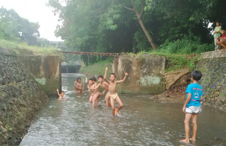 Kali Biru Pancoran Juga Jadi Tempat Main Anak-anak