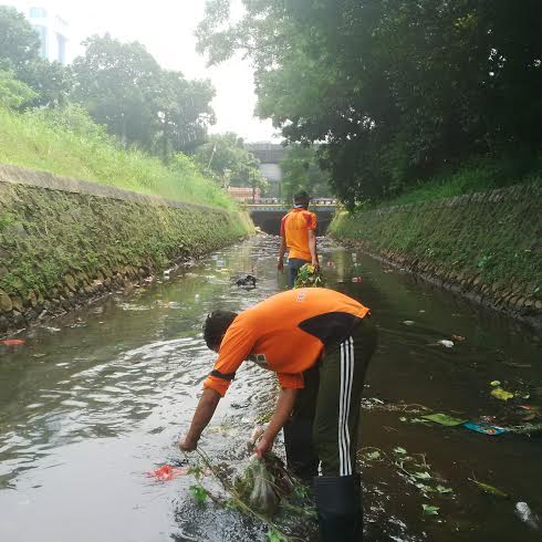 Buang Sampah ke Kali, Warga Didenda Rp500 Ribu