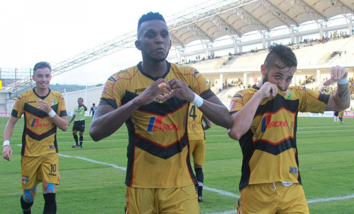 Benamkan Arema, Mitra Kukar Pimpin Klasemen