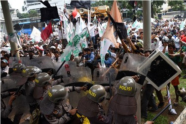 Empat Demonstran dan Satu Polisi Jadi Korban Bentrokan di KPK