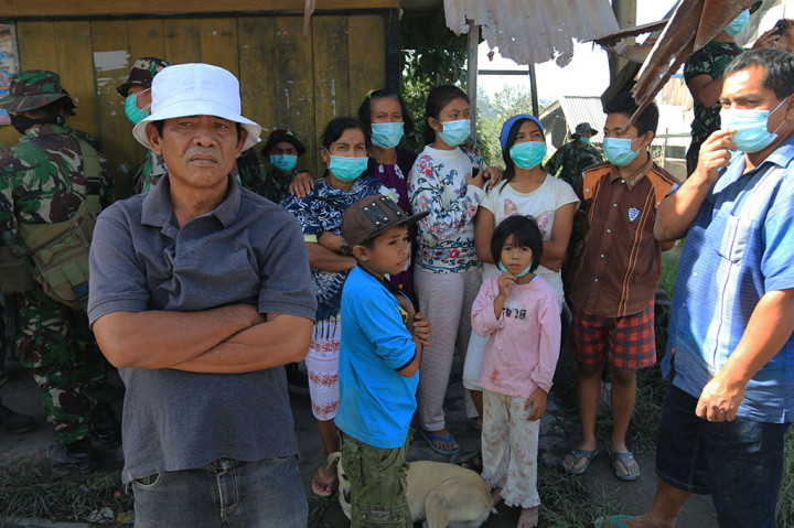 Warga Kaki Gunung Sinabung Dievakuasi