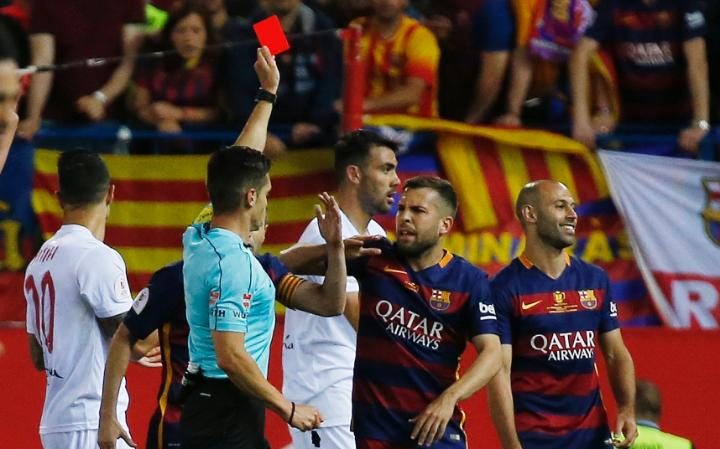 Kartu Merah Mascherano dan Kegagalan Penalti Banega Warnai Babak Pertama