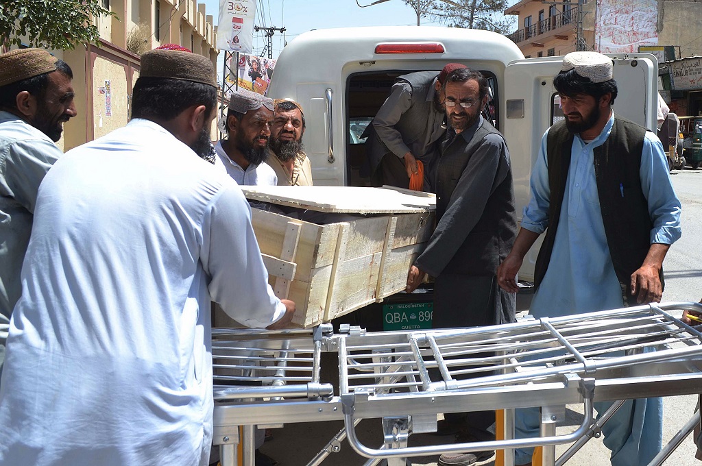 Petugas medis di Quetta, Pakistan, 22 Mei 2016, mengangkut sesosok jasad dari serangan udara AS. Afghanistan mengonfirmasi salah satu yang tewas tersebut adalah pemimpin Taliban (Foto: AFP/BANARAS KHAN)