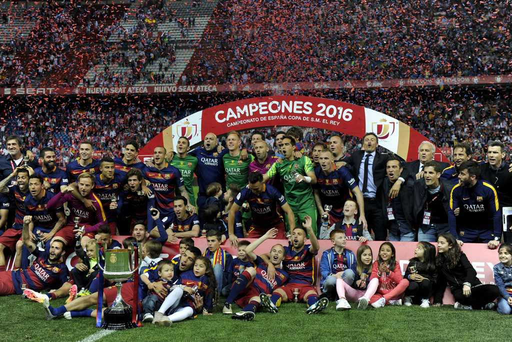 Seluruh penggawa Barcelona FC merayakan gelar juara Copa del Rey. (Foto: AFP/ Josep Lago)