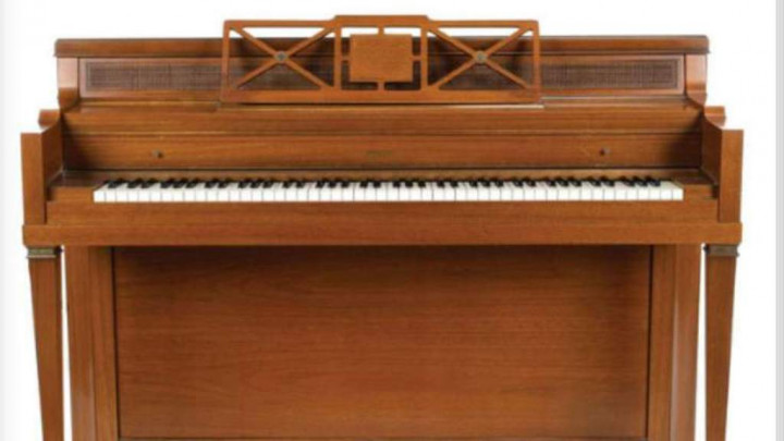 Dilelang, Piano Lady Gaga Sepi Peminat