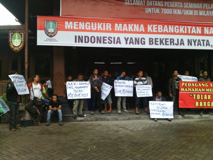 Pedagang Sunday Market Manahan Geruduk Balaikota Solo