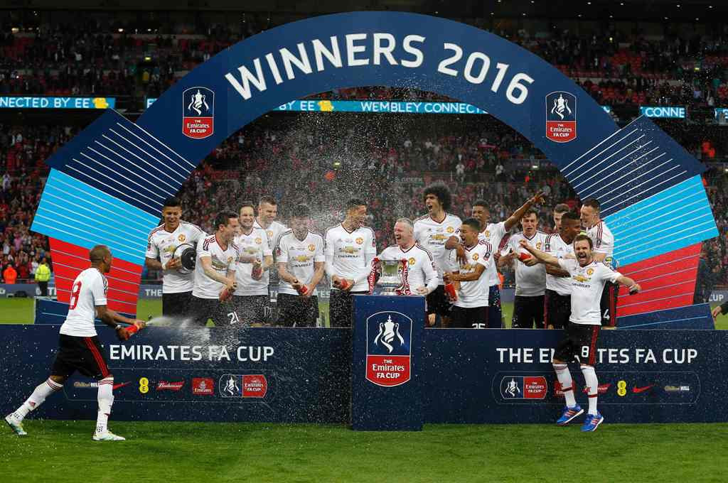 Seluruh penggawa Manchester United merayakan keberhasilan menjuarai Piala FA. (Foto: AFP/ Ian Kington)
