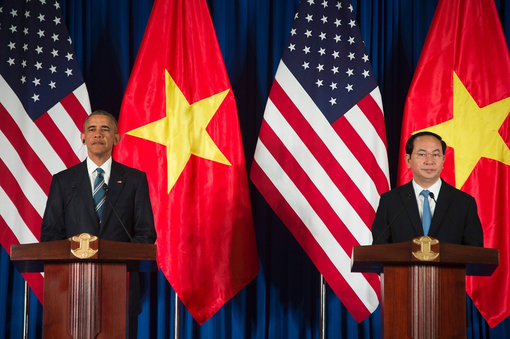 Presiden Barack Obama (kiri) dan Presiden Vietnam Tran Dai Quang di Hanoi, Vietnam, 23 Mei 2016. (Foto: AFP/JIM WATSON)