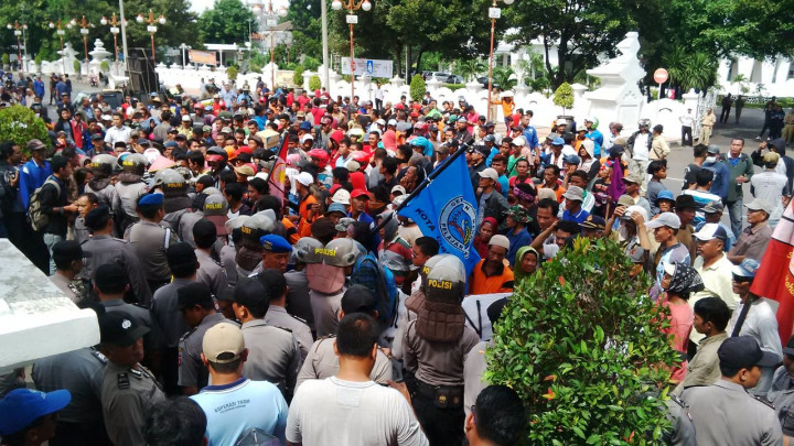 Lagi, Ratusan Buruh Bongkar Muat Batu Bara Geruduk DPRD Cirebon